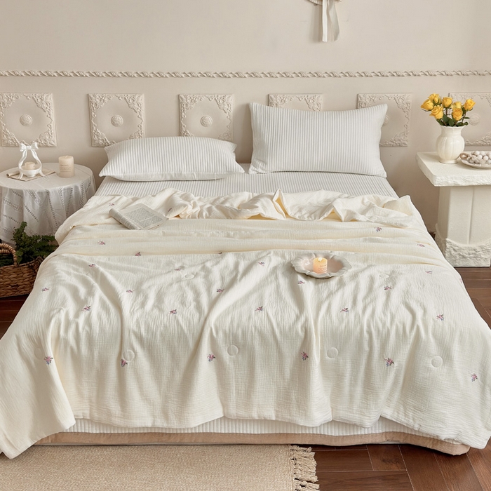 91家纺网 家纺一手货源 找家纺 木楌家居 2026新款全棉皱皱纱刺绣款夏被床盖四件套 云裳