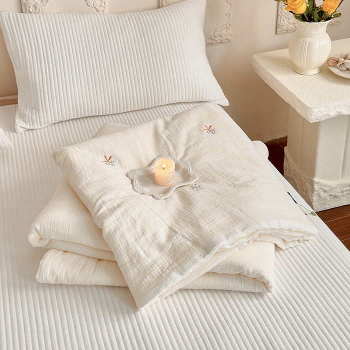 91家纺网 家纺一手货源 找家纺 木楌家居 2026新款全棉皱皱纱刺绣款夏被床盖四件套 枝意