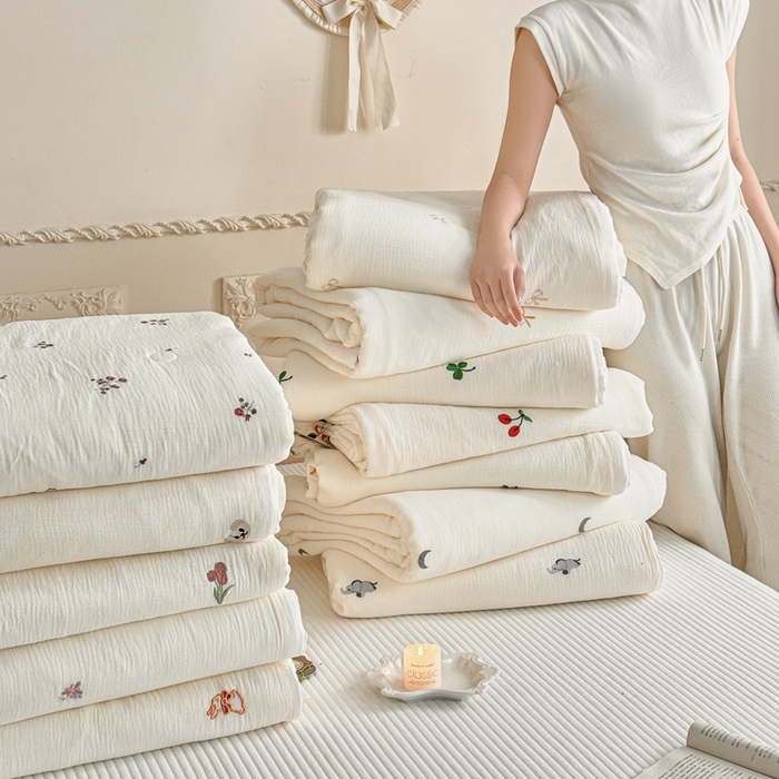 91家纺网 家纺一手货源 找家纺 木楌家居 2026新款全棉皱皱纱刺绣款夏被床盖四件套 组合图仅供参考不可下单