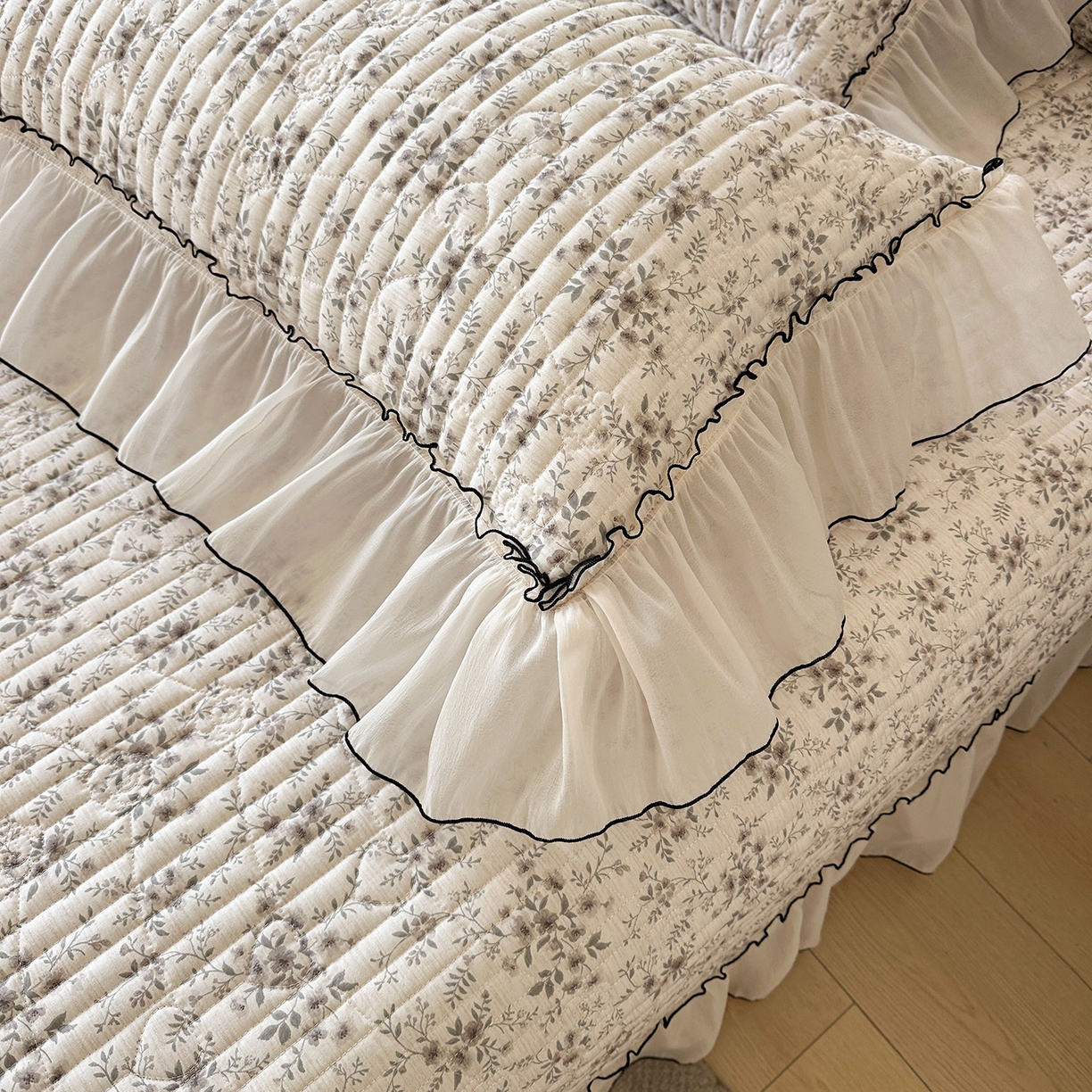 91家纺网 家纺一手货源 找家纺 宜凡家纺 2026新款全棉法式碎花床盖三件套（所有三件套价格不得低于供货价+45元出售） 花屿间