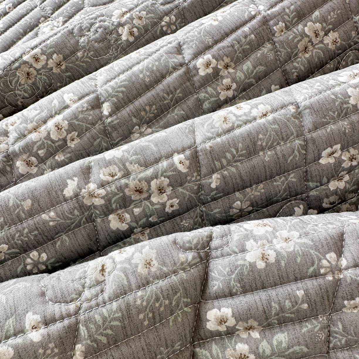 91家纺网 家纺一手货源 找家纺 宜凡家纺 2026新款全棉法式碎花床盖三件套（所有三件套价格不得低于供货价+45元出售） 香缇丽