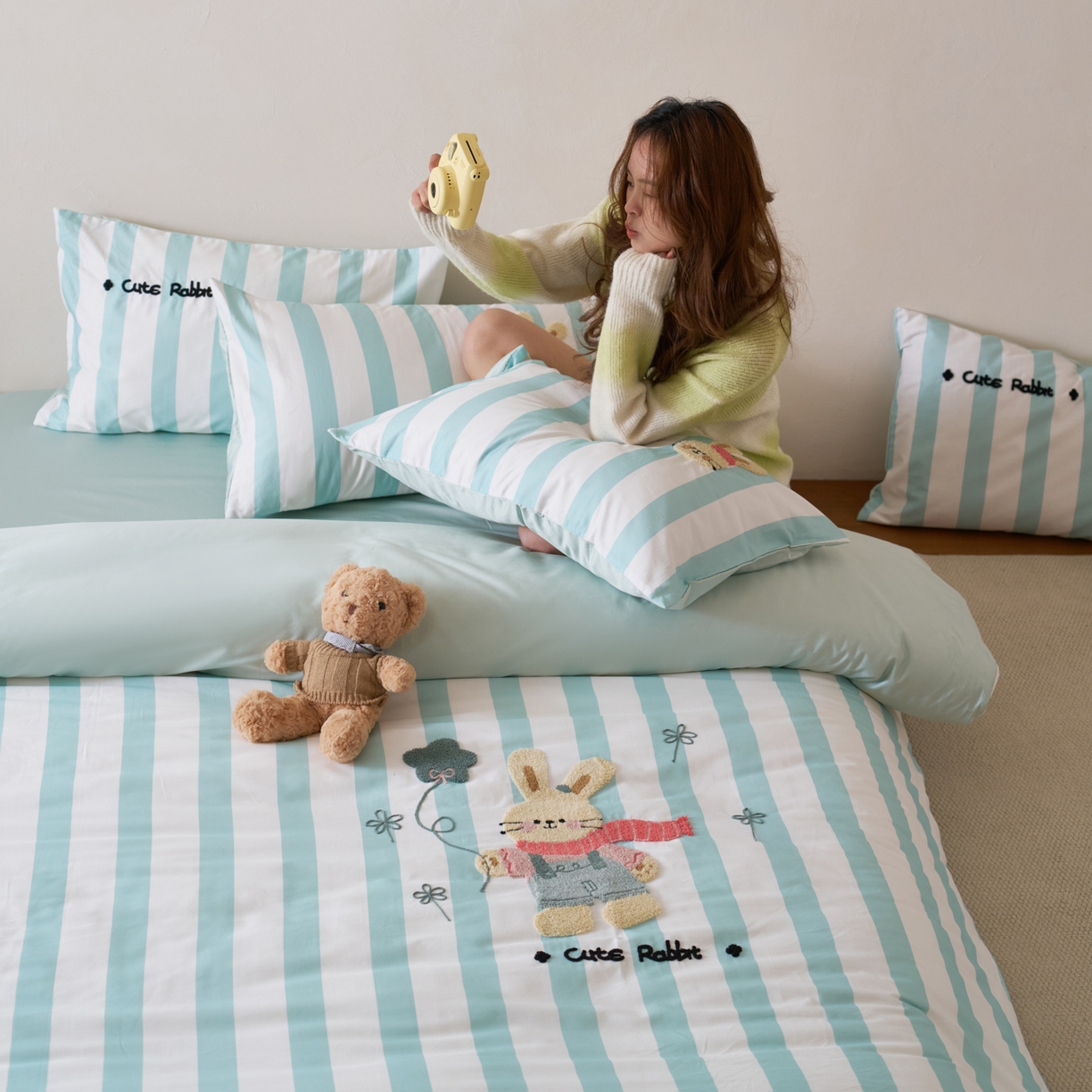 91家纺网 家纺一手货源 找家纺 久典家居 2026新款A类50S双股100支全棉纯棉贡缎长绒棉数码印花毛巾绣四件套 可爱兔