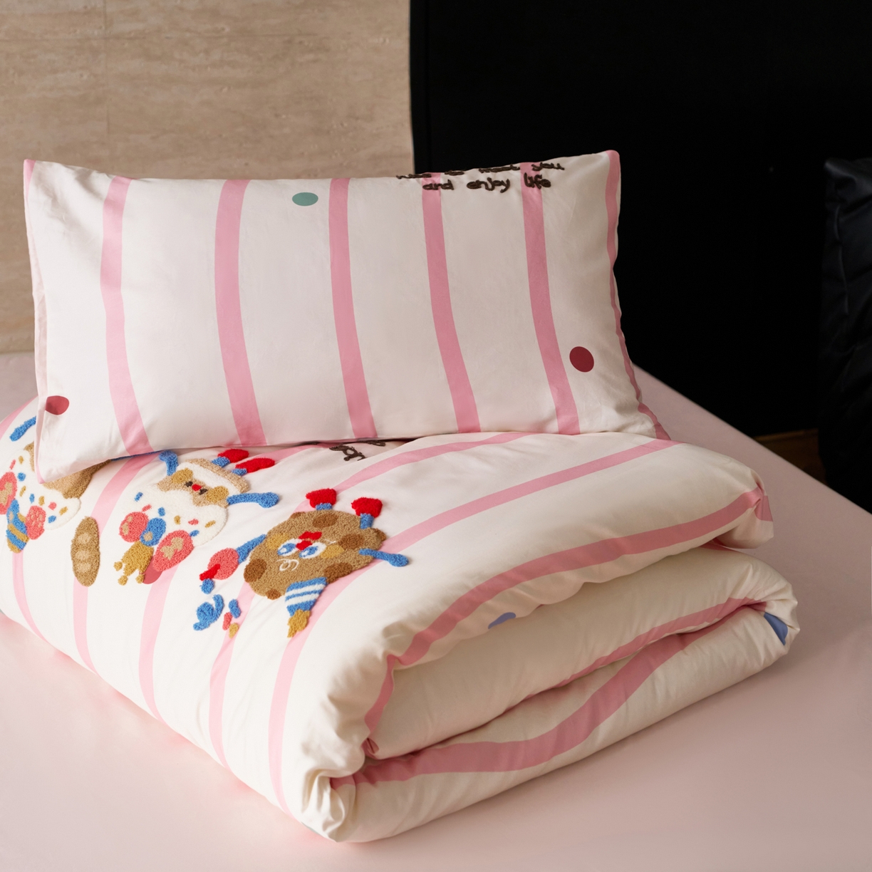 91家纺网 家纺一手货源 找家纺 久典家居 2026新款A类50S双股100支全棉纯棉贡缎长绒棉数码印花毛巾绣四件套 曲奇