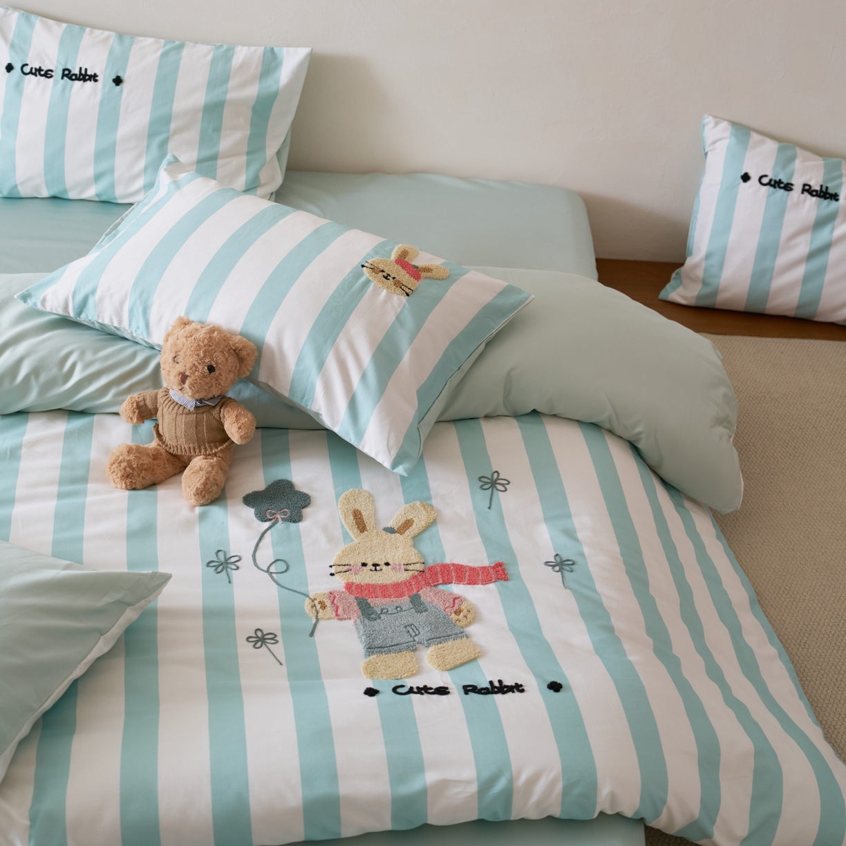 91家纺网 家纺一手货源 找家纺 久典家居 2026新款A类50S双股100支全棉纯棉贡缎长绒棉数码印花毛巾绣四件套 可爱兔