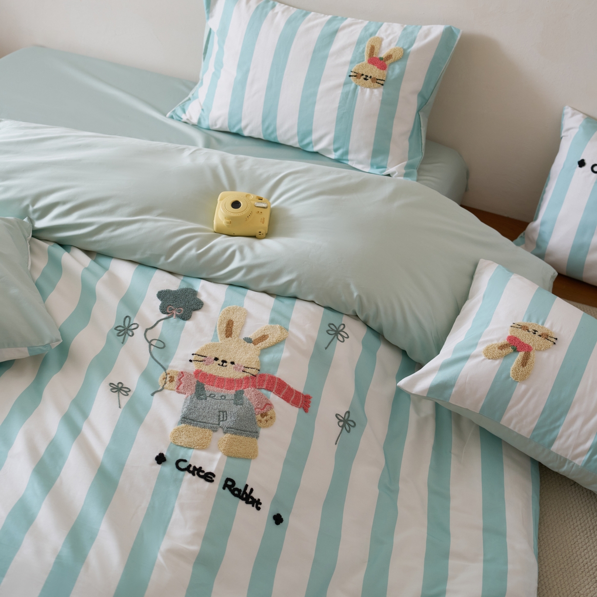 91家纺网 家纺一手货源 找家纺 久典家居 2026新款A类50S双股100支全棉纯棉贡缎长绒棉数码印花毛巾绣四件套 可爱兔