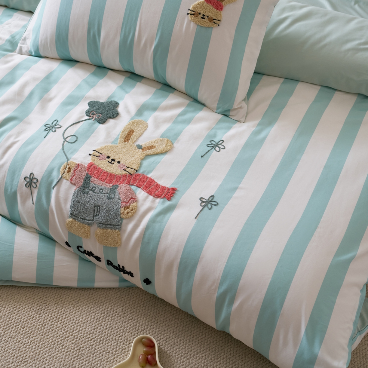 91家纺网 家纺一手货源 找家纺 久典家居 2026新款A类50S双股100支全棉纯棉贡缎长绒棉数码印花毛巾绣四件套 可爱兔