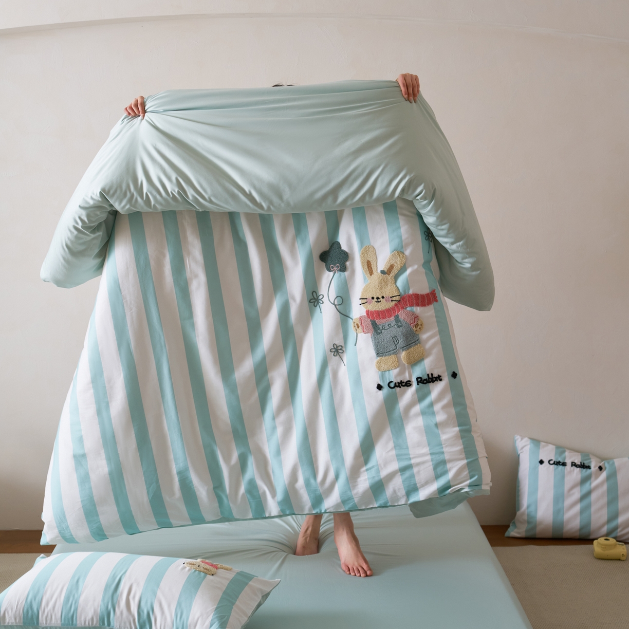 91家纺网 家纺一手货源 找家纺 久典家居 2026新款A类50S双股100支全棉纯棉贡缎长绒棉数码印花毛巾绣四件套 可爱兔