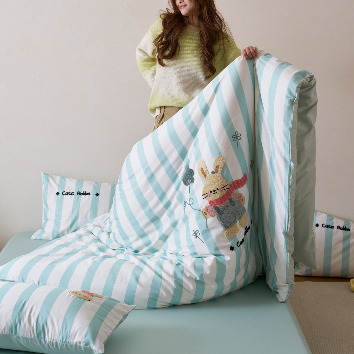 91家纺网 家纺一手货源 找家纺 久典家居 2026新款A类50S双股100支全棉纯棉贡缎长绒棉数码印花毛巾绣四件套 可爱兔