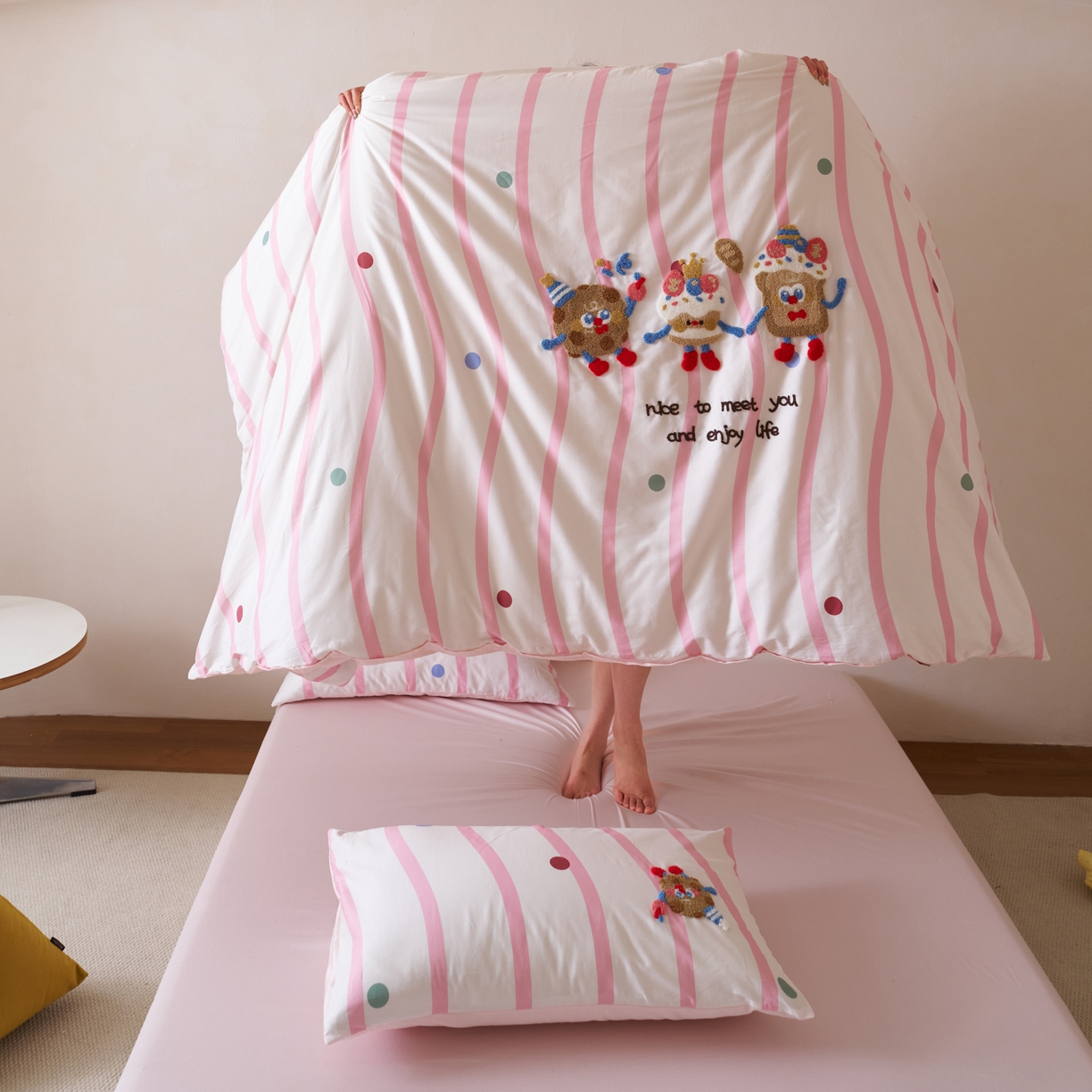 91家纺网 家纺一手货源 找家纺 久典家居 2026新款A类50S双股100支全棉纯棉贡缎长绒棉数码印花毛巾绣四件套 曲奇