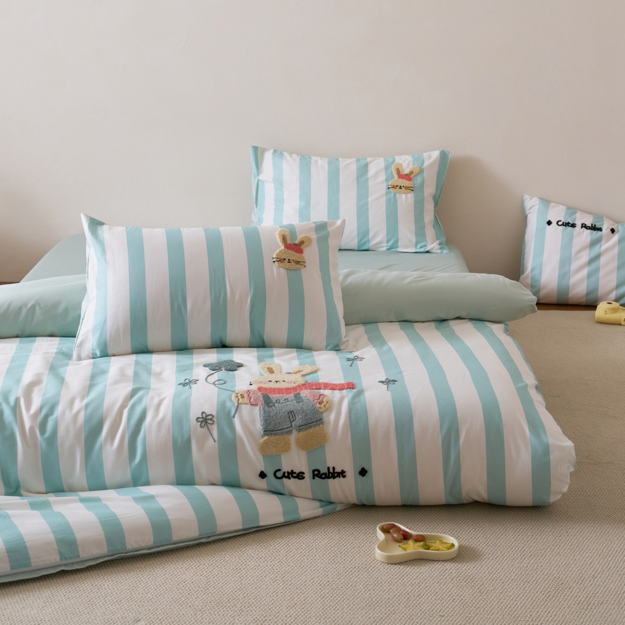 91家纺网 家纺一手货源 找家纺 久典家居 2026新款A类50S双股100支全棉纯棉贡缎长绒棉数码印花毛巾绣四件套 可爱兔