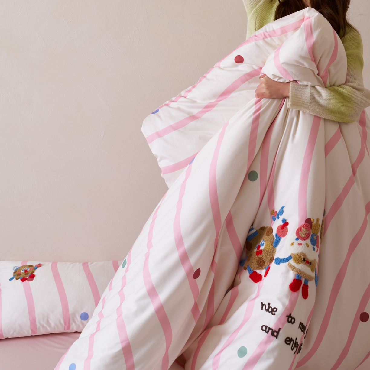 91家纺网 家纺一手货源 找家纺 久典家居 2026新款A类50S双股100支全棉纯棉贡缎长绒棉数码印花毛巾绣四件套 曲奇