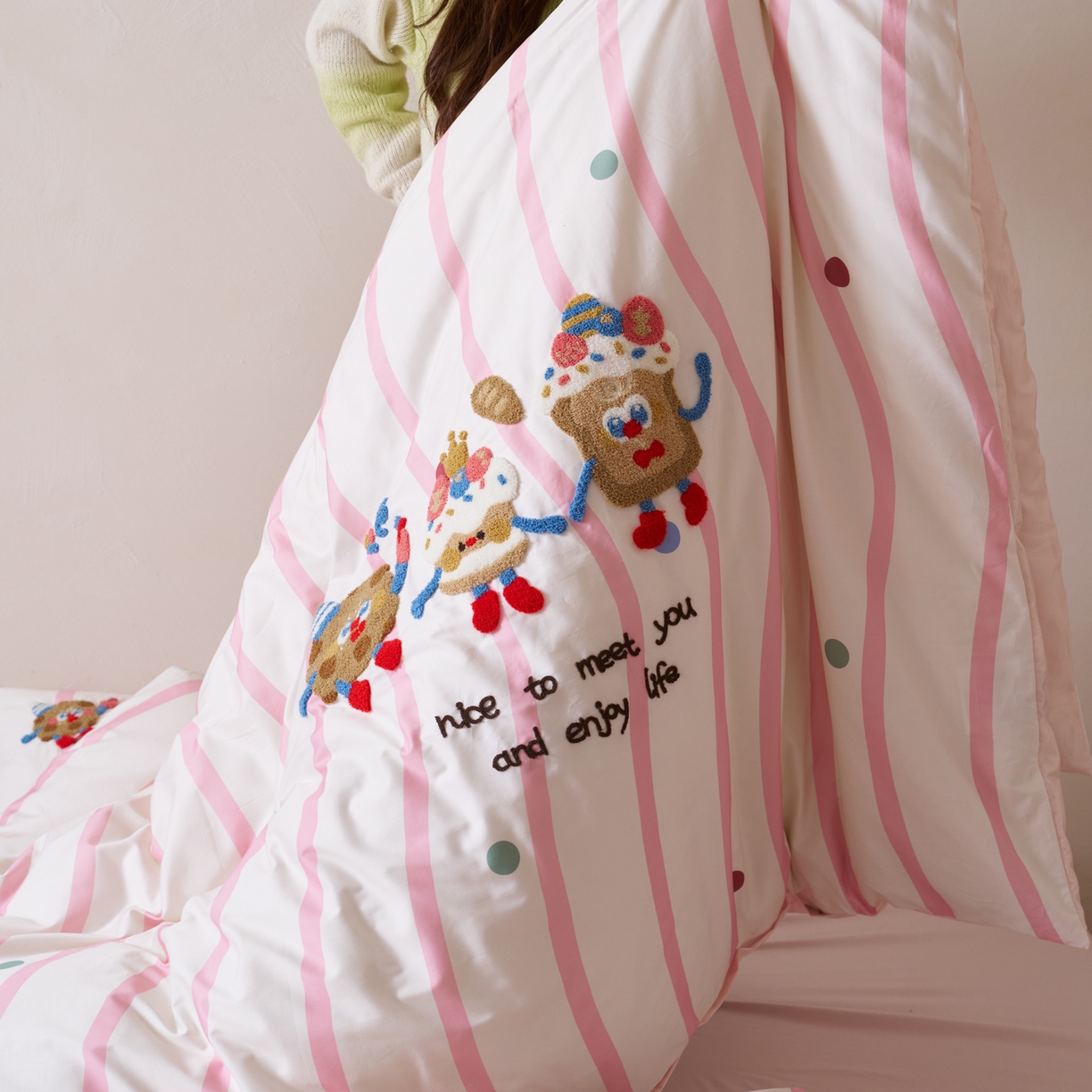 91家纺网 家纺一手货源 找家纺 久典家居 2026新款A类50S双股100支全棉纯棉贡缎长绒棉数码印花毛巾绣四件套 曲奇