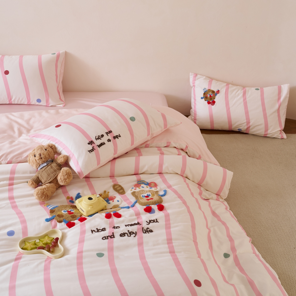 91家纺网 家纺一手货源 找家纺 久典家居 2026新款A类50S双股100支全棉纯棉贡缎长绒棉数码印花毛巾绣四件套 曲奇