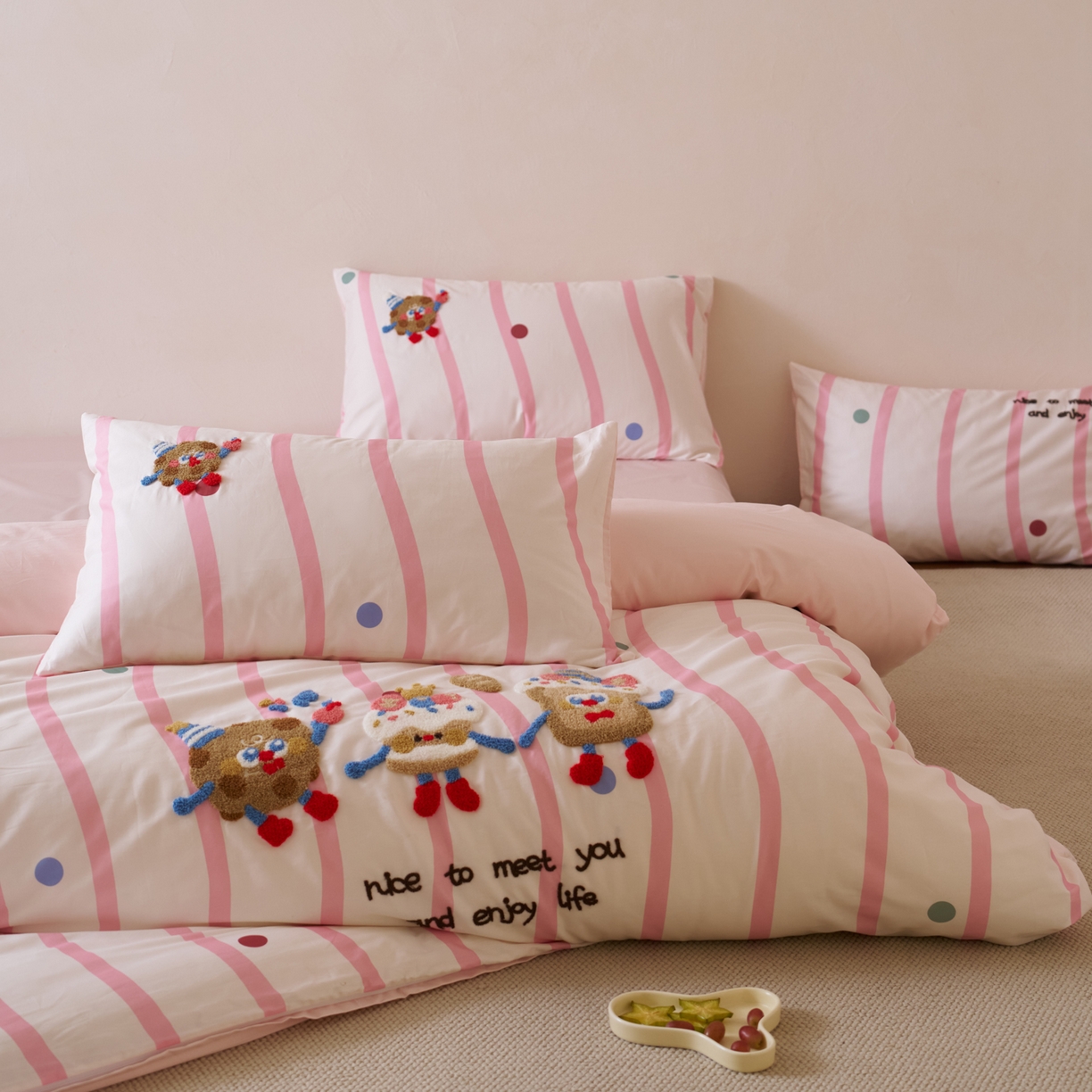 91家纺网 家纺一手货源 找家纺 久典家居 2026新款A类50S双股100支全棉纯棉贡缎长绒棉数码印花毛巾绣四件套 曲奇