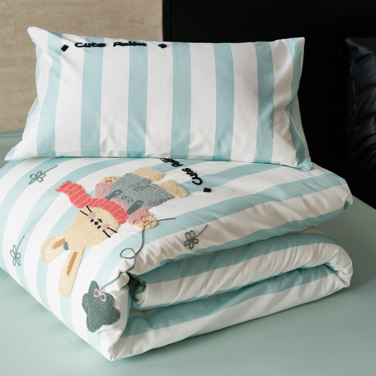 91家纺网 家纺一手货源 找家纺 久典家居 2026新款A类50S双股100支全棉纯棉贡缎长绒棉数码印花毛巾绣四件套 可爱兔