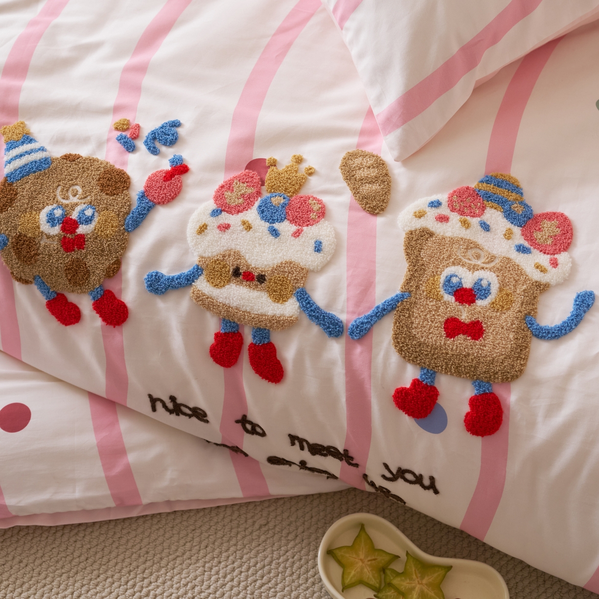 91家纺网 家纺一手货源 找家纺 久典家居 2026新款A类50S双股100支全棉纯棉贡缎长绒棉数码印花毛巾绣四件套 曲奇