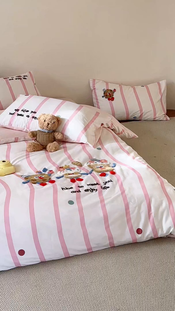 91家纺网 家纺一手货源 找家纺 久典家居 2026新款A类50S双股100支全棉纯棉贡缎长绒棉数码印花毛巾绣四件套 曲奇