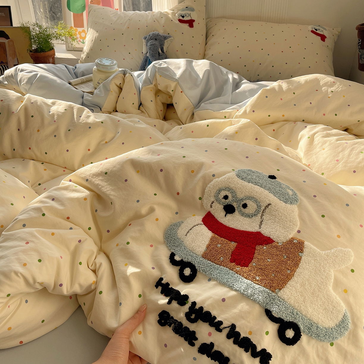 91家纺网 家纺一手货源 找家纺 初夏家纺 2026 毛巾绣四件套A类仿棉105g 卡通可爱【提供买家秀】 毛巾绣-滑板出行