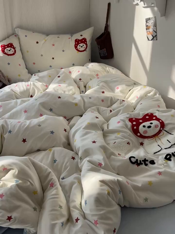 91家纺网 家纺一手货源 找家纺 初夏家纺 2026 毛巾绣四件套A类仿棉105g 卡通可爱【提供买家秀】 毛巾绣-呆萌小红帽