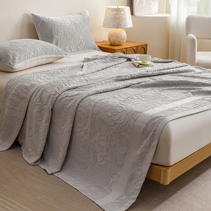 91家纺网 家纺一手货源 找家纺 悦然毛巾被 2026春夏新款全棉老式毛巾被夏凉被夏被 山茶旧梦浅灰