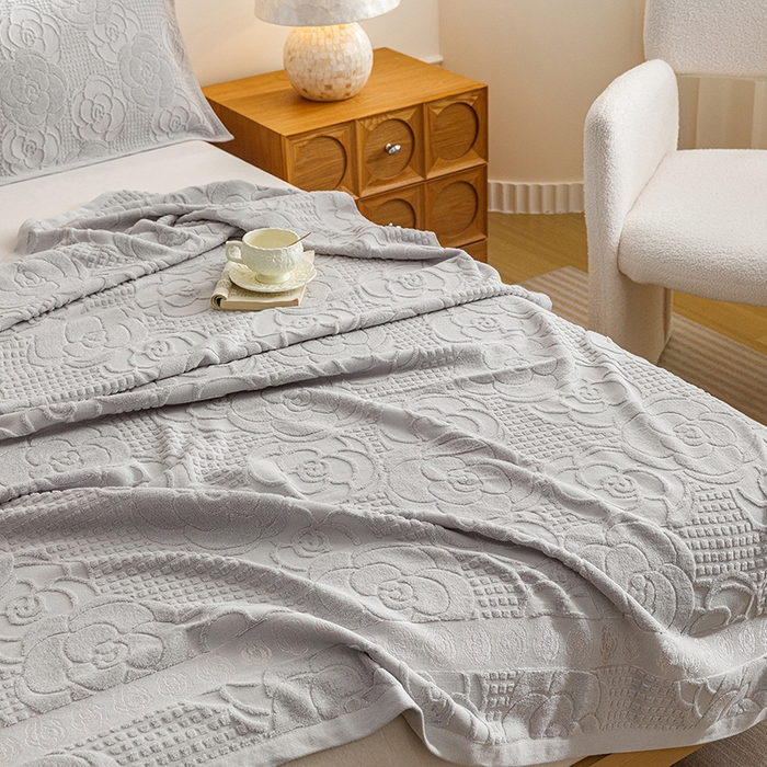 91家纺网 家纺一手货源 找家纺 悦然毛巾被 2026春夏新款全棉老式毛巾被夏凉被夏被 山茶旧梦浅灰