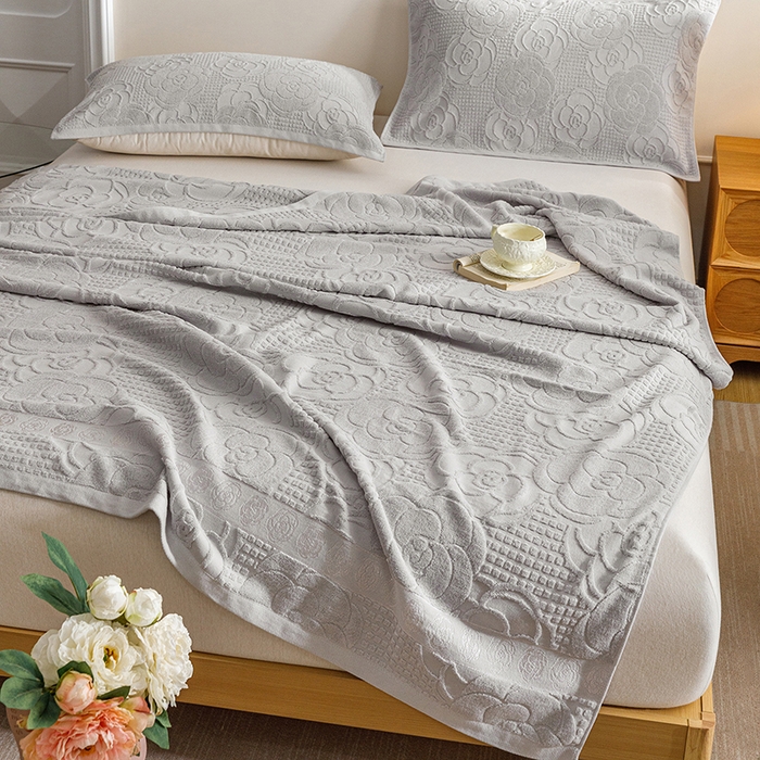 91家纺网 家纺一手货源 找家纺 悦然毛巾被 2026春夏新款全棉老式毛巾被夏凉被夏被 山茶旧梦浅灰