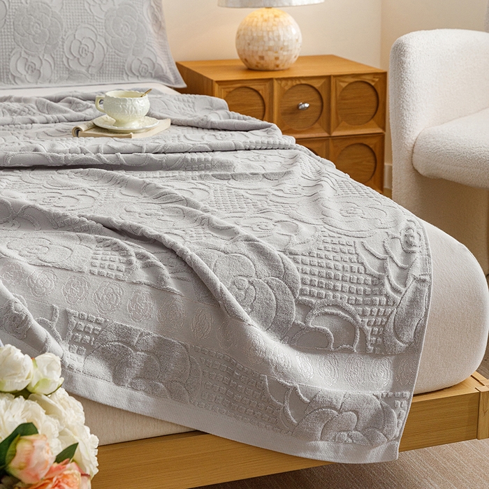 91家纺网 家纺一手货源 找家纺 悦然毛巾被 2026春夏新款全棉老式毛巾被夏凉被夏被 山茶旧梦浅灰