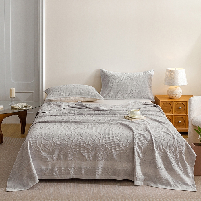 91家纺网 家纺一手货源 找家纺 悦然毛巾被 2026春夏新款全棉老式毛巾被夏凉被夏被 山茶旧梦浅灰