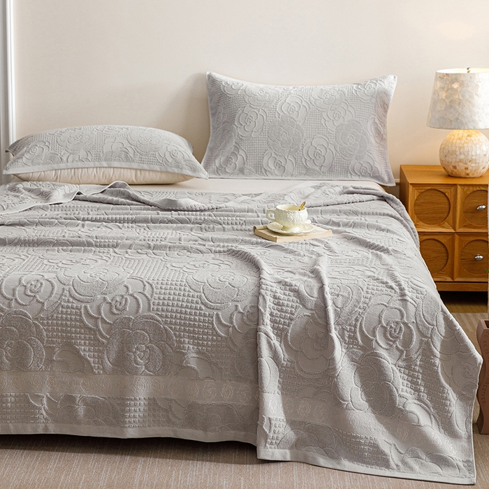 91家纺网 家纺一手货源 找家纺 悦然毛巾被 2026春夏新款全棉老式毛巾被夏凉被夏被 山茶旧梦浅灰