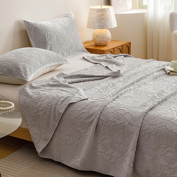 91家纺网 家纺一手货源 找家纺 悦然毛巾被 2026春夏新款全棉老式毛巾被夏凉被夏被 山茶旧梦浅灰