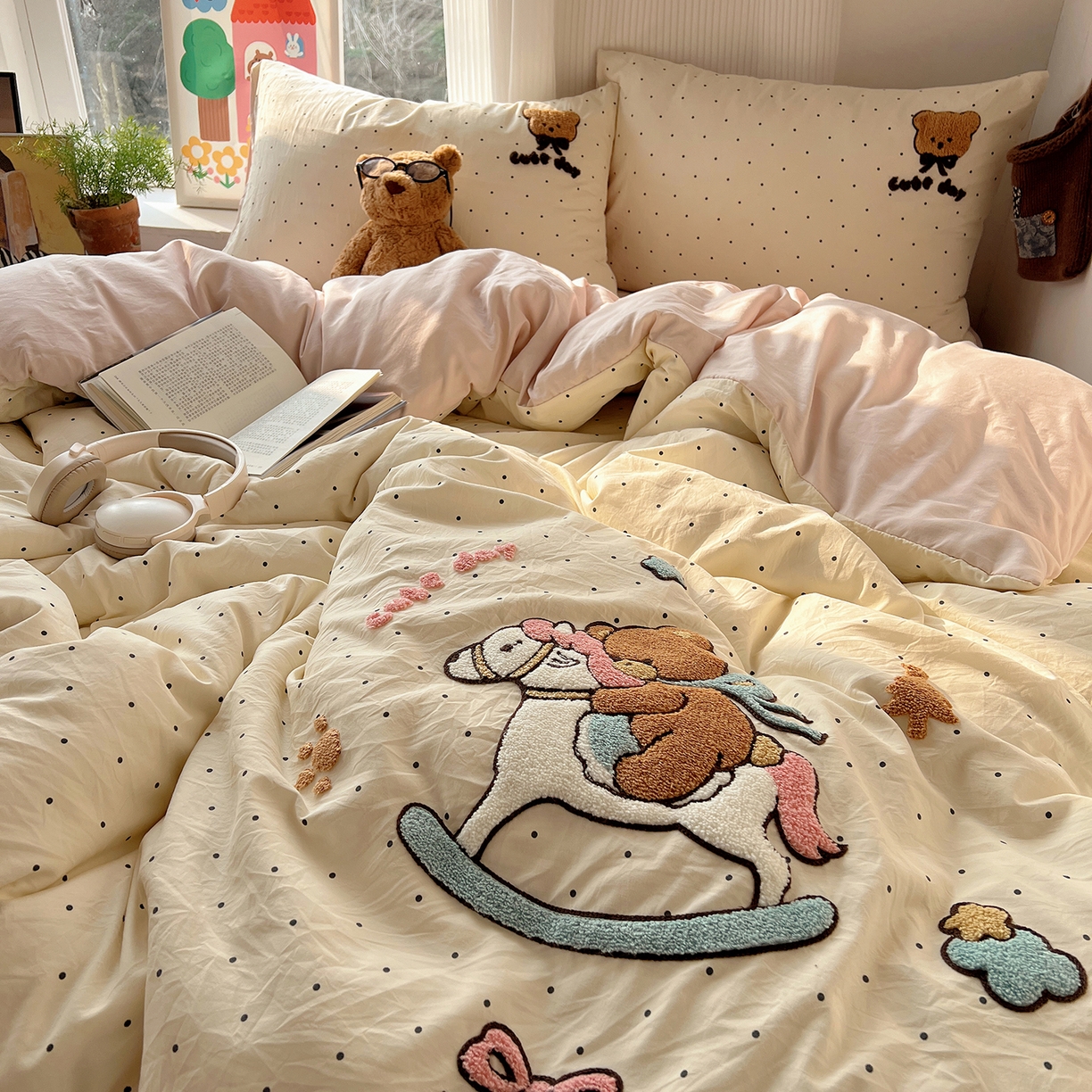 91家纺网 家纺一手货源 找家纺 初夏家纺 2026 毛巾绣四件套A类仿棉105g 卡通可爱【提供买家秀】 毛巾绣-木马小熊