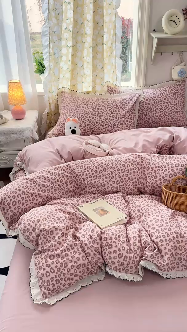 91家纺网 家纺一手货源 找家纺 一比一家纺 2026新款A类仿棉古法水洗棉法式全棉花边四件套 粉豹纹