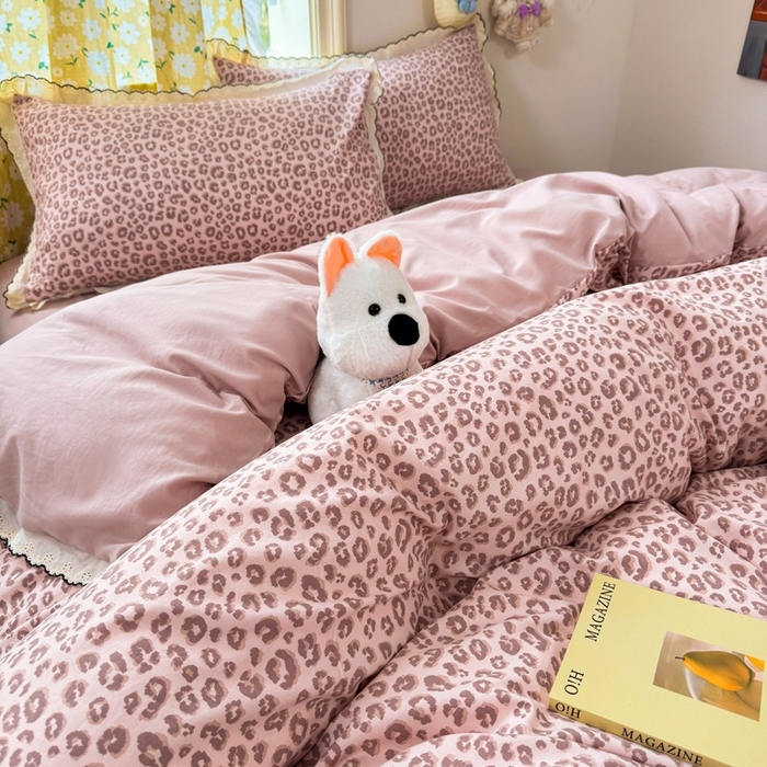 91家纺网 家纺一手货源 找家纺 一比一家纺 2026新款A类仿棉古法水洗棉法式全棉花边四件套 粉豹纹