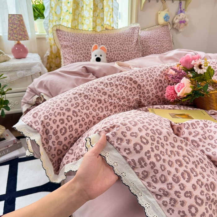 91家纺网 家纺一手货源 找家纺 一比一家纺 2026新款A类仿棉古法水洗棉法式全棉花边四件套 粉豹纹