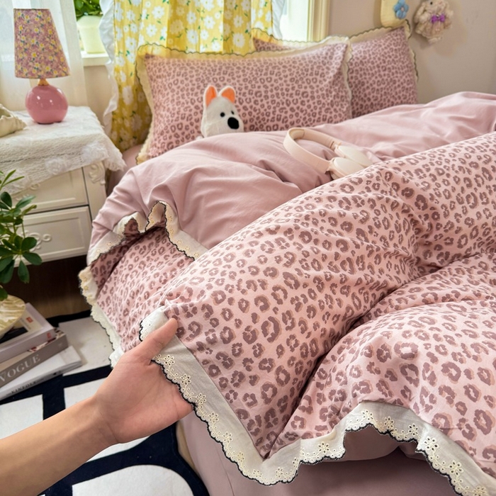 91家纺网 家纺一手货源 找家纺 一比一家纺 2026新款A类仿棉古法水洗棉法式全棉花边四件套 粉豹纹