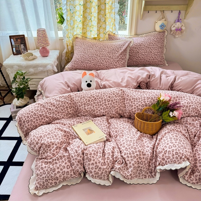 91家纺网 家纺一手货源 找家纺 一比一家纺 2026新款A类仿棉古法水洗棉法式全棉花边四件套 粉豹纹