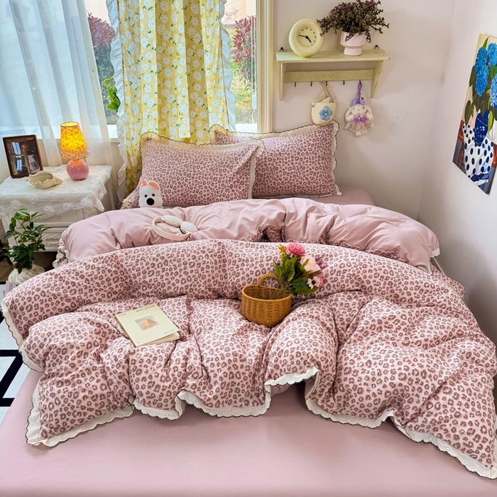 91家纺网 家纺一手货源 找家纺 一比一家纺 2026新款A类仿棉古法水洗棉法式全棉花边四件套 粉豹纹