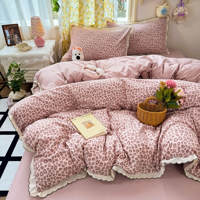 91家纺网 家纺一手货源 找家纺 一比一家纺 2026新款A类仿棉古法水洗棉法式全棉花边四件套 粉豹纹