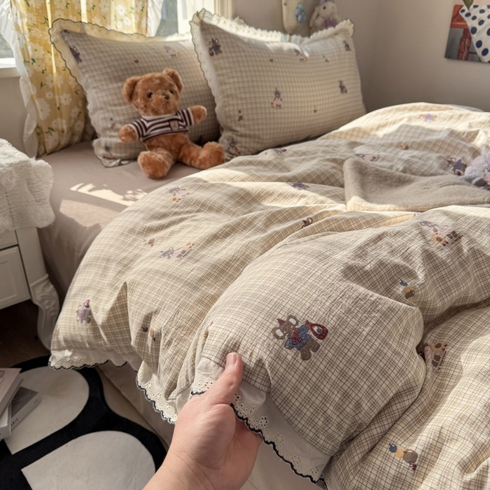 91家纺网 家纺一手货源 找家纺 一比一家纺 2026新款A类仿棉古法水洗棉法式全棉花边四件套 格纹小象