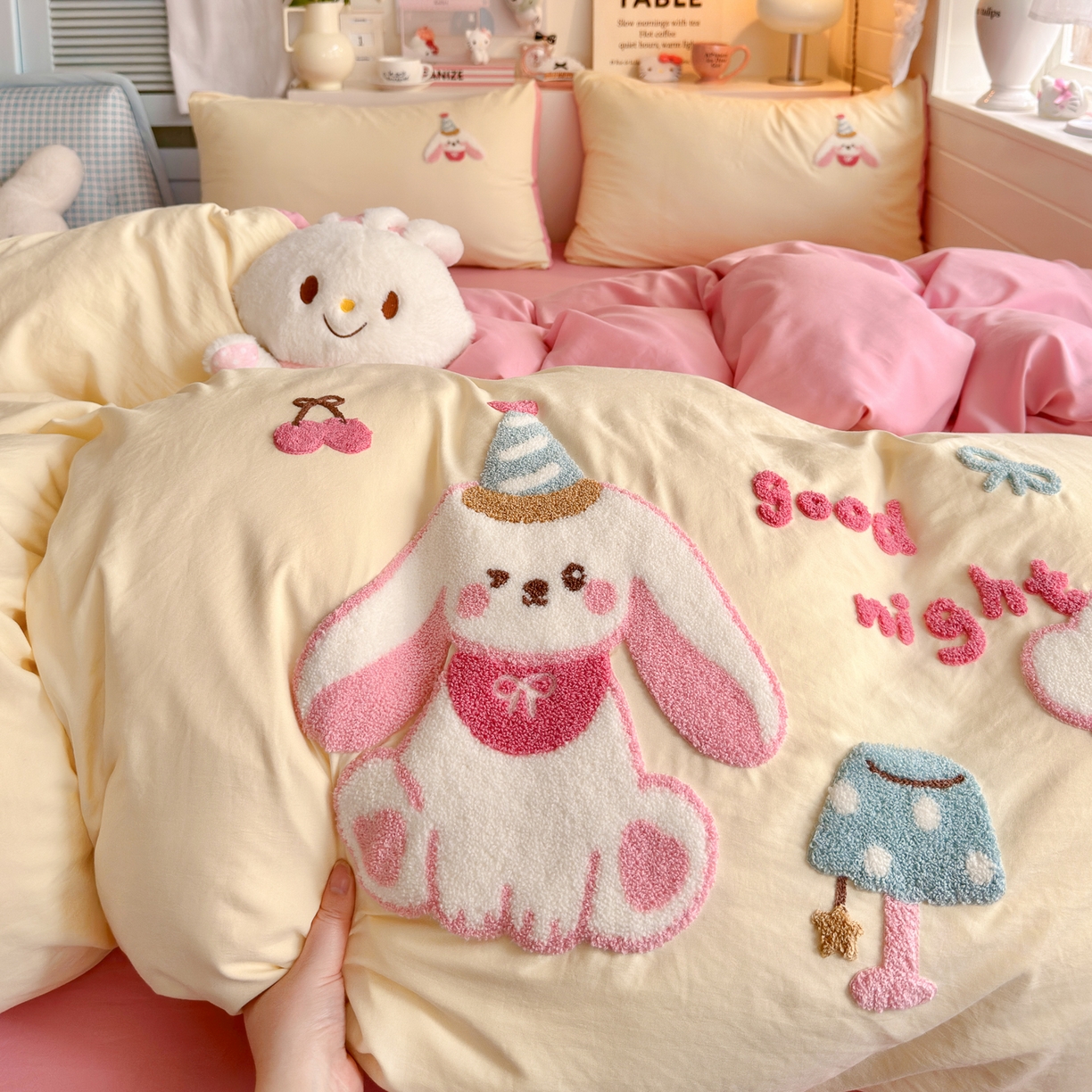 91家纺网 家纺一手货源 找家纺 优卡迪家纺馆 2026新款A类亲肤水洗棉毛巾绣系列四件套下载文件包含买家秀 雪兔精灵-奶黄