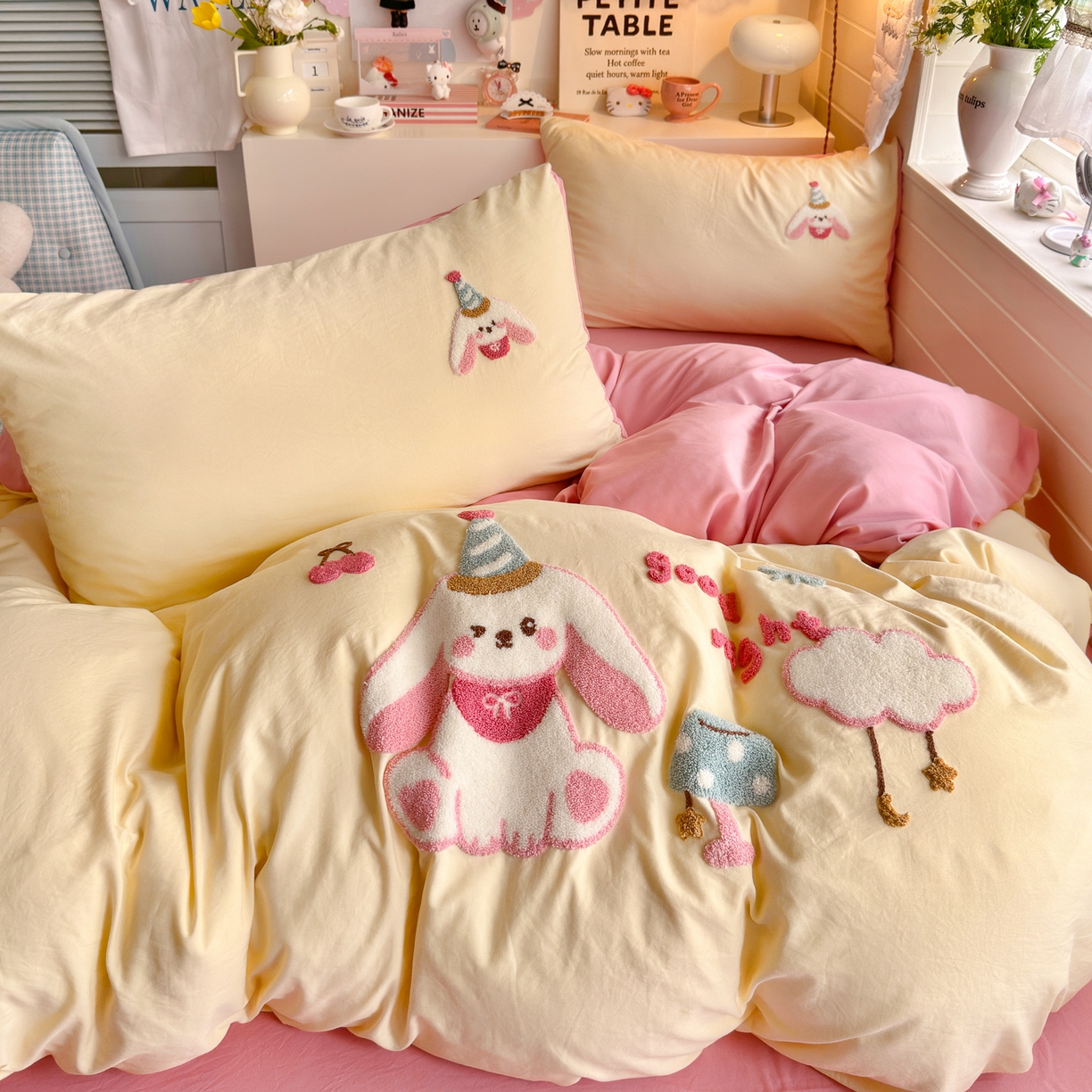 91家纺网 家纺一手货源 找家纺 优卡迪家纺馆 2026新款A类亲肤水洗棉毛巾绣系列四件套下载文件包含买家秀 雪兔精灵-奶黄