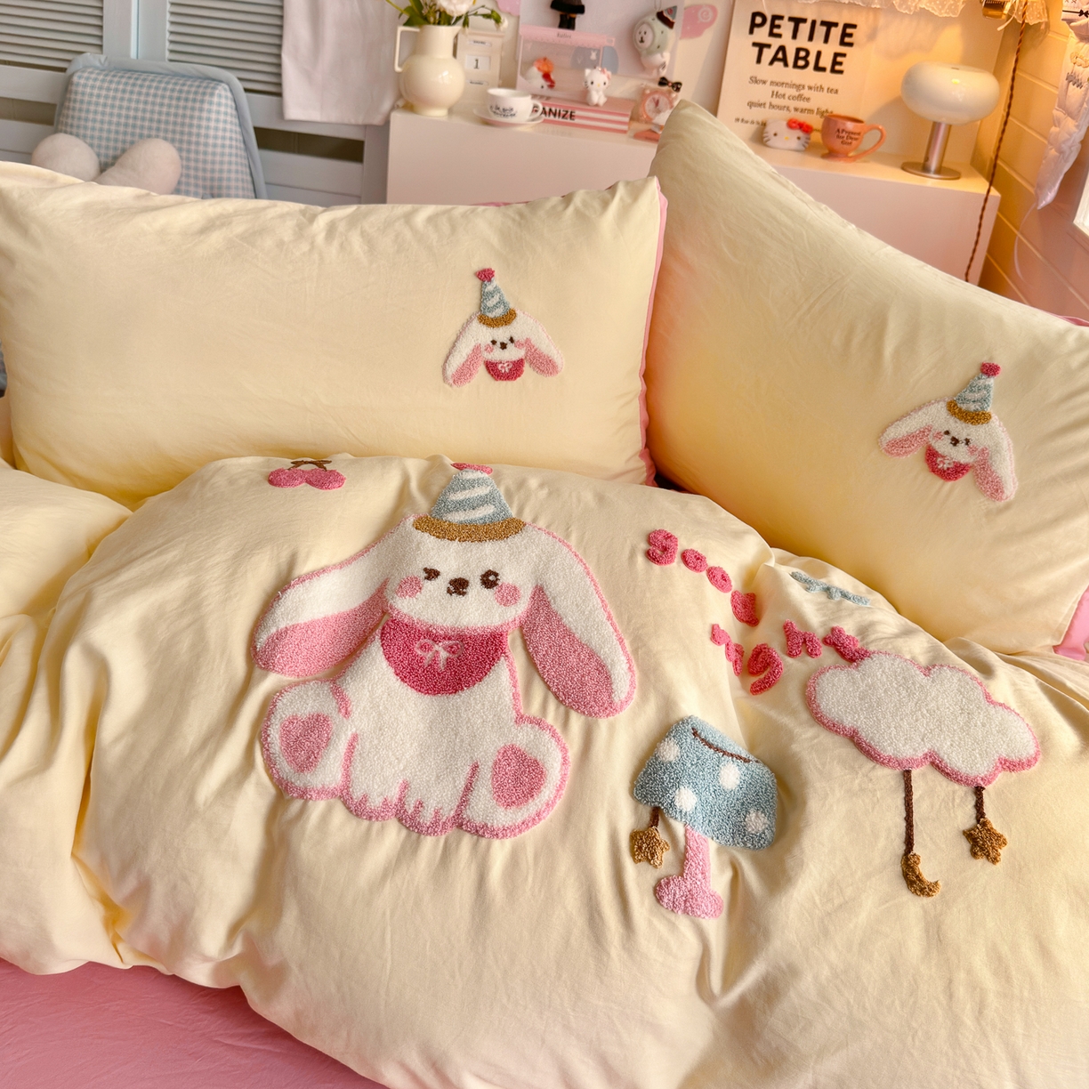 91家纺网 家纺一手货源 找家纺 优卡迪家纺馆 2026新款A类亲肤水洗棉毛巾绣系列四件套下载文件包含买家秀 雪兔精灵-奶黄