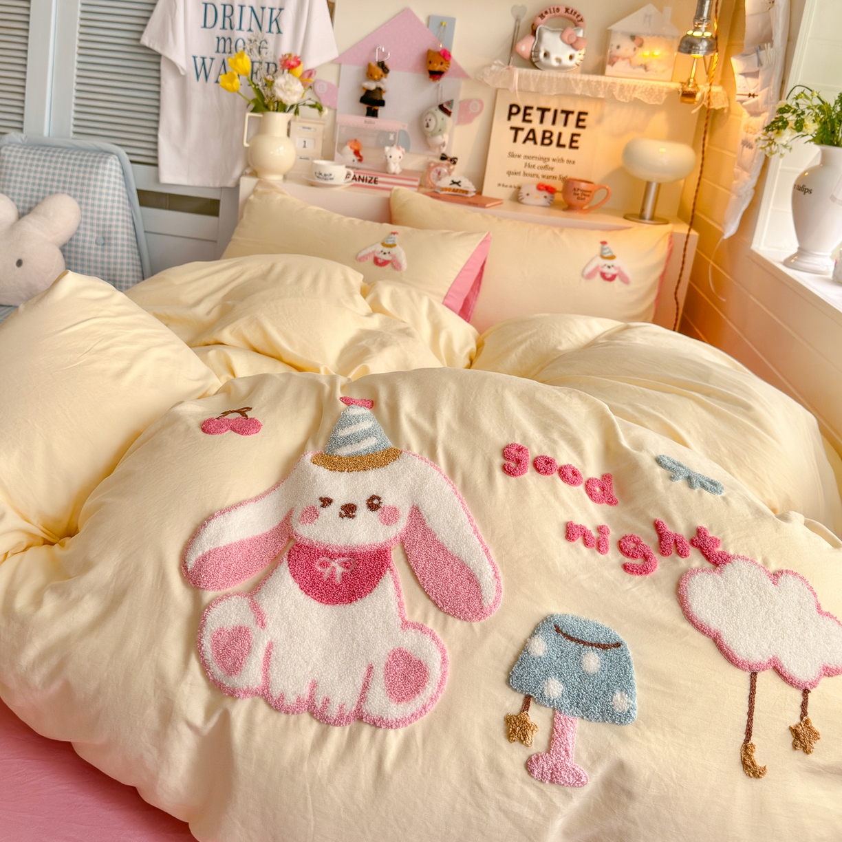 91家纺网 家纺一手货源 找家纺 优卡迪家纺馆 2026新款A类亲肤水洗棉毛巾绣系列四件套下载文件包含买家秀 雪兔精灵-奶黄