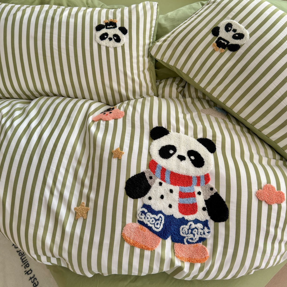 91家纺网 家纺一手货源 找家纺 优卡迪家纺馆 2026新款A类亲肤水洗棉毛巾绣系列四件套下载文件包含买家秀 功夫熊猫-抹绿