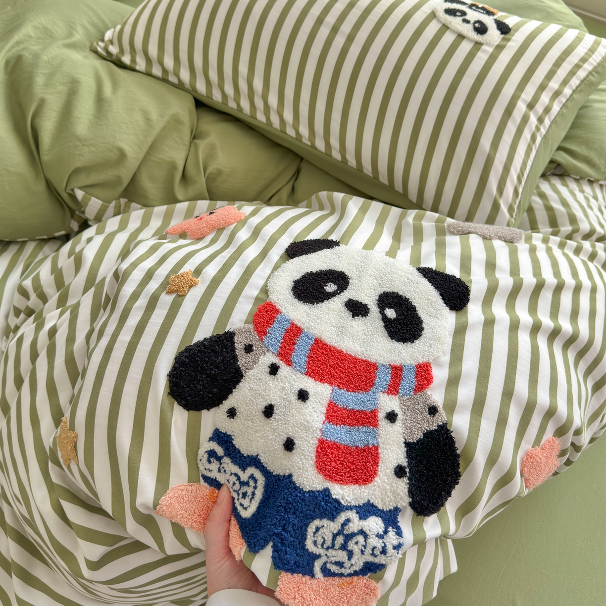 91家纺网 家纺一手货源 找家纺 优卡迪家纺馆 2026新款A类亲肤水洗棉毛巾绣系列四件套下载文件包含买家秀 功夫熊猫-抹绿