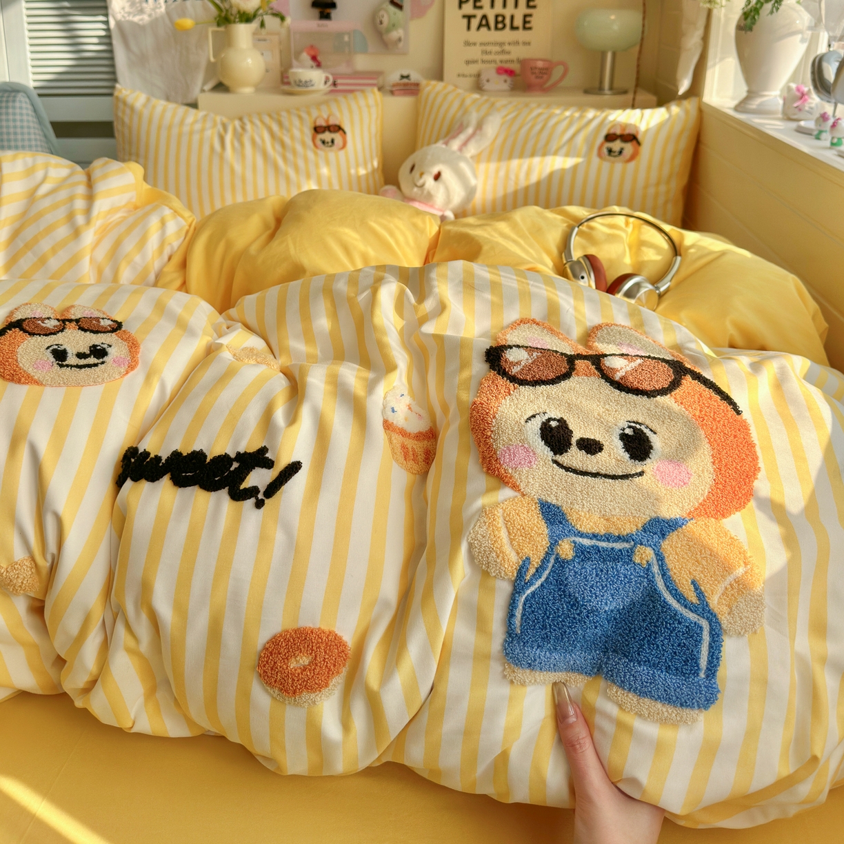 91家纺网 家纺一手货源 找家纺 优卡迪家纺馆 2026新款A类亲肤水洗棉毛巾绣系列四件套下载文件包含买家秀 布丁小熊-嫩黄