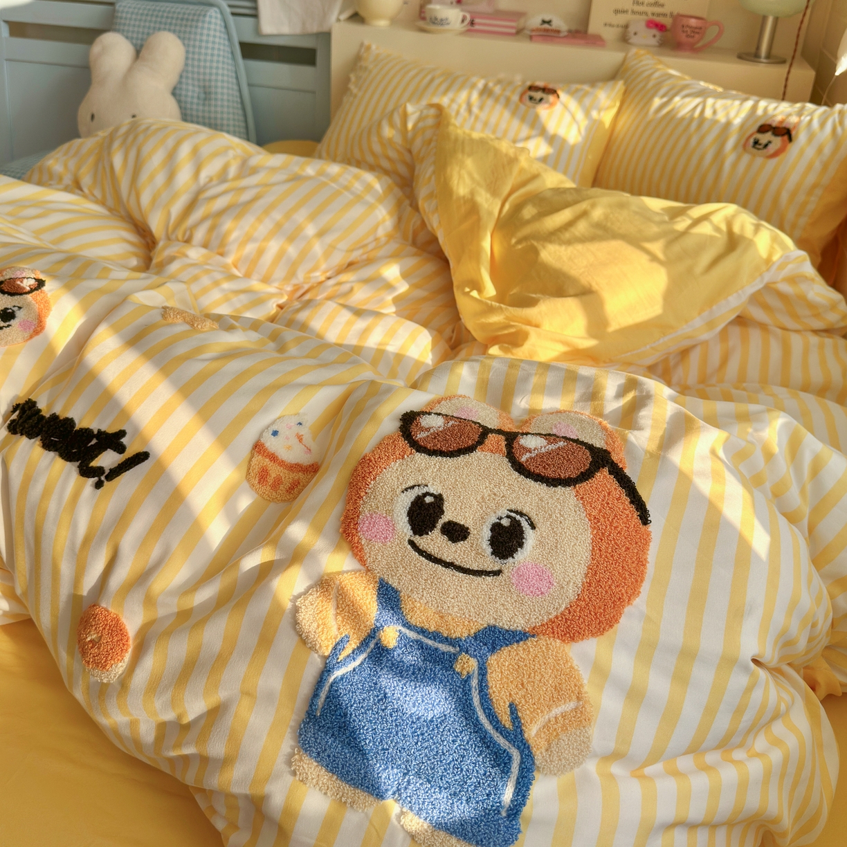 91家纺网 家纺一手货源 找家纺 优卡迪家纺馆 2026新款A类亲肤水洗棉毛巾绣系列四件套下载文件包含买家秀 布丁小熊-嫩黄