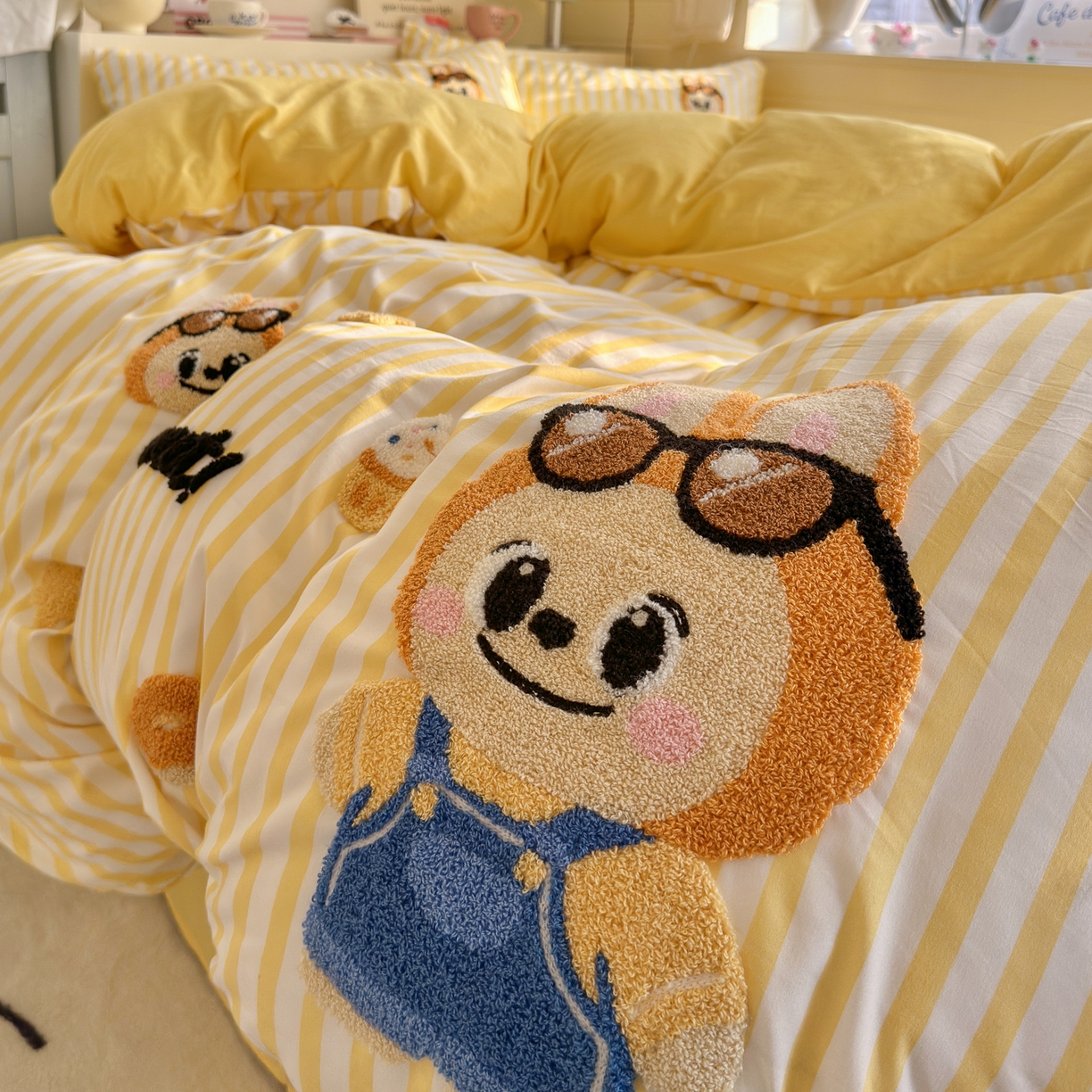 91家纺网 家纺一手货源 找家纺 优卡迪家纺馆 2026新款A类亲肤水洗棉毛巾绣系列四件套下载文件包含买家秀 布丁小熊-嫩黄