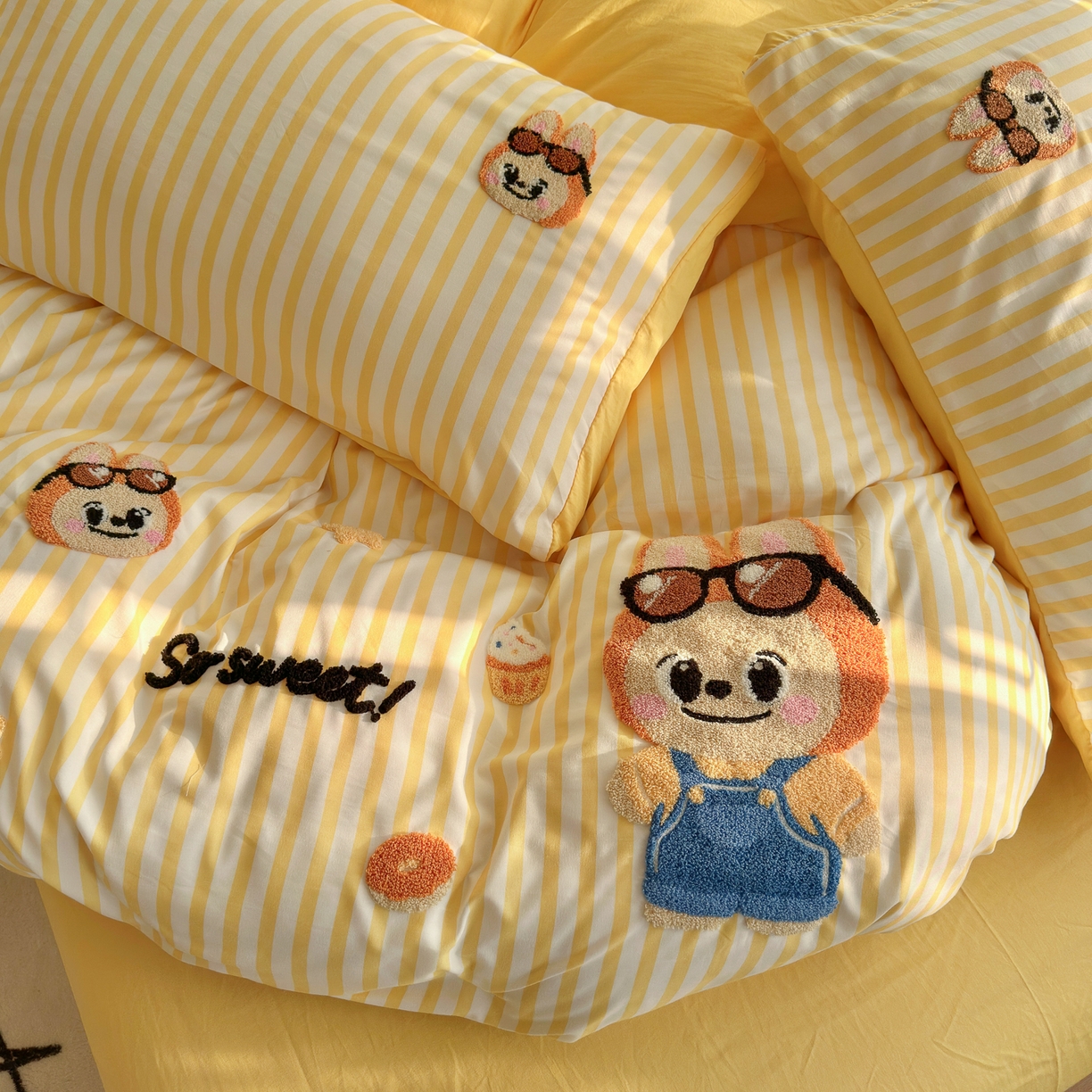 91家纺网 家纺一手货源 找家纺 优卡迪家纺馆 2026新款A类亲肤水洗棉毛巾绣系列四件套下载文件包含买家秀 布丁小熊-嫩黄