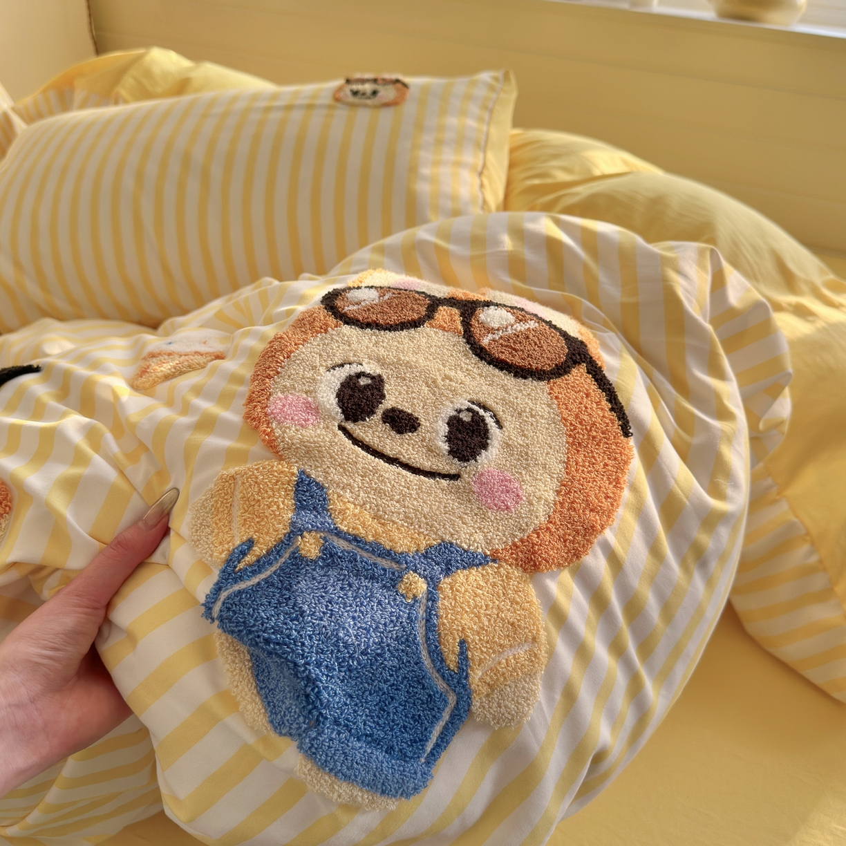 91家纺网 家纺一手货源 找家纺 优卡迪家纺馆 2026新款A类亲肤水洗棉毛巾绣系列四件套下载文件包含买家秀 布丁小熊-嫩黄